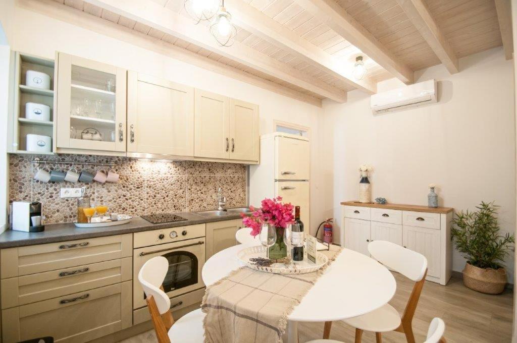 Luca'S Houses Chalki Town Zewnętrze zdjęcie